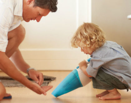 Kind mit Zweitstaubsauger iStock-180749198