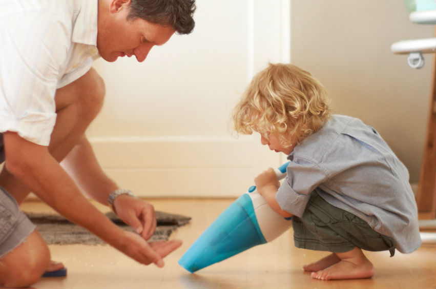 Kind mit Zweitstaubsauger iStock-180749198