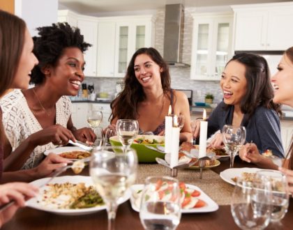Freundinnen beim Abendessen