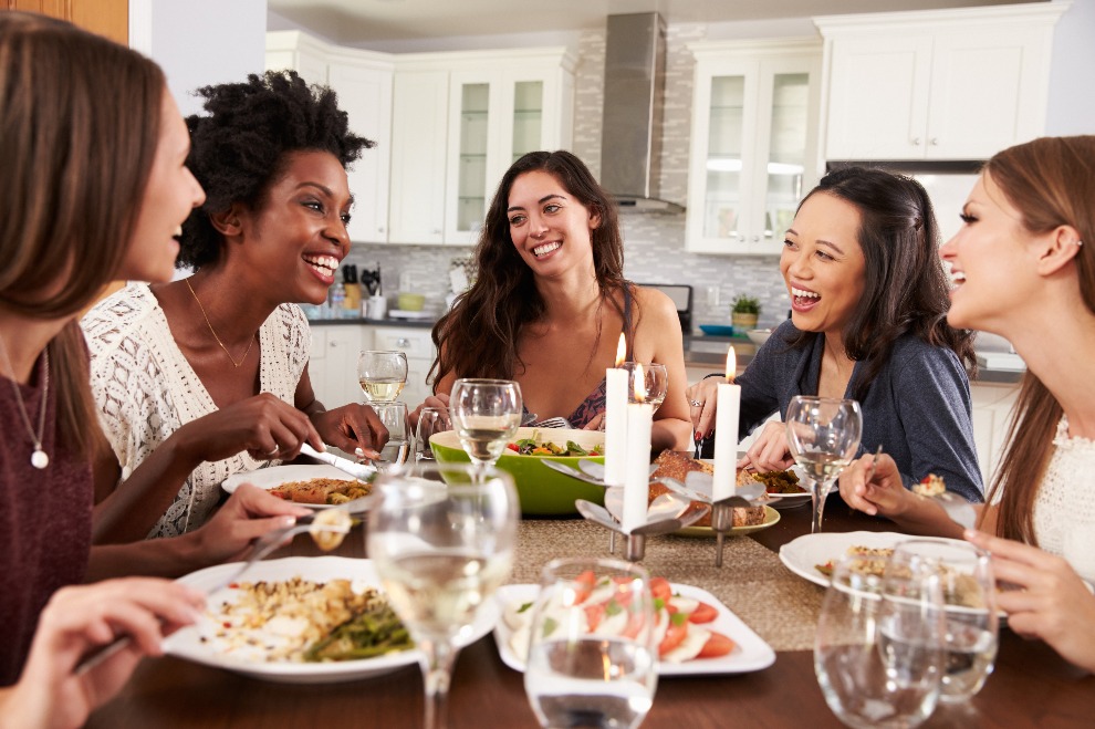 Freundinnen beim Abendessen